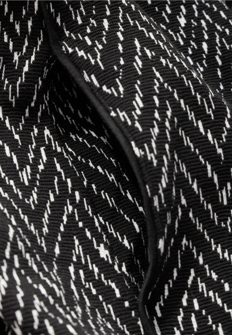 Cecil - Svartvit klänning i jacquard