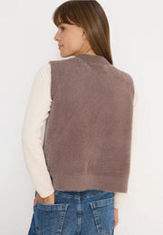 Cecil - Brun väst i fjädergarn