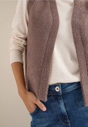 Cecil - Brun väst i fjädergarn