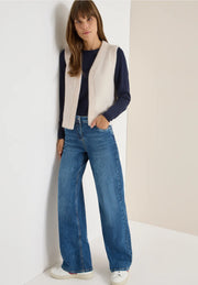 Cecil - Cremevit väst i fjädergarn