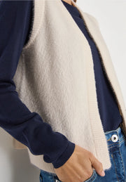 Cecil - Cremevit väst i fjädergarn