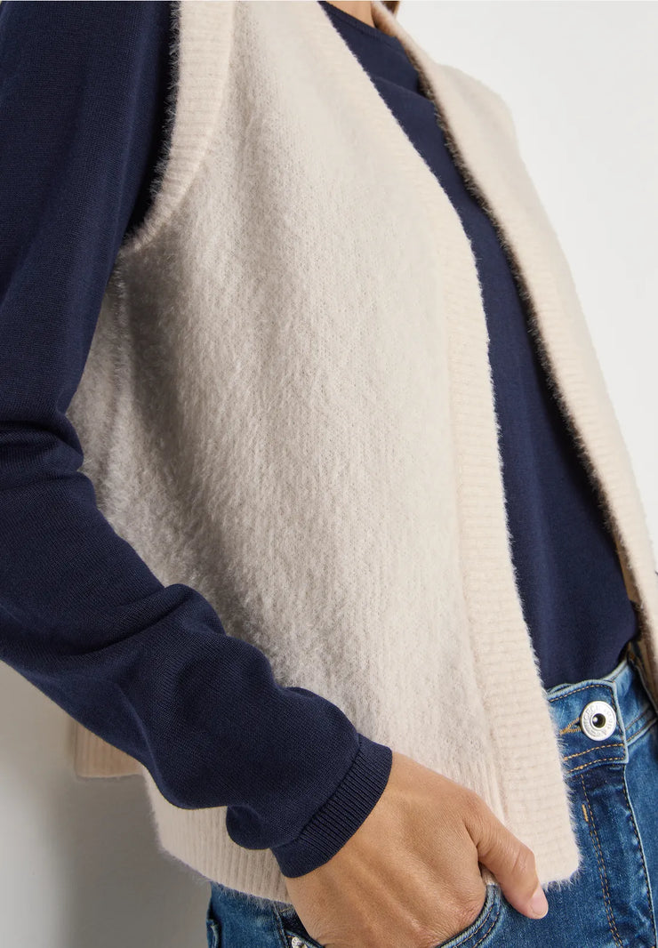 Cecil - Cremevit väst i fjädergarn