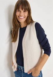 Cecil - Cremevit väst i fjädergarn