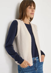 Cecil - Cremevit väst i fjädergarn