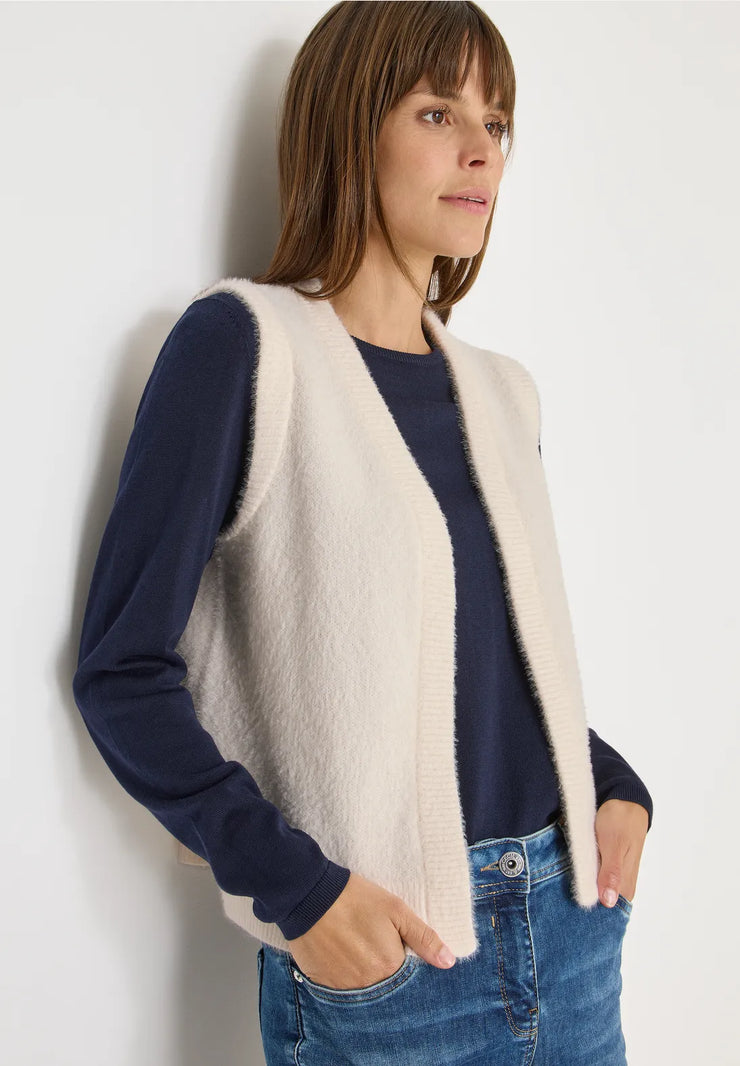 Cecil - Cremevit väst i fjädergarn