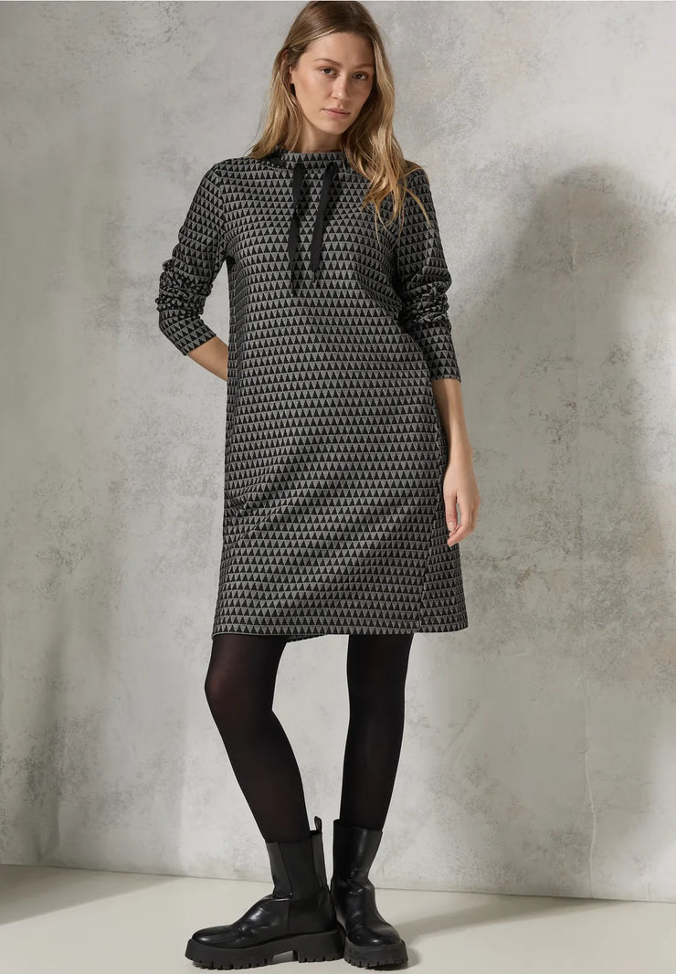 Cecil - Gråsvart klänning i jacquard