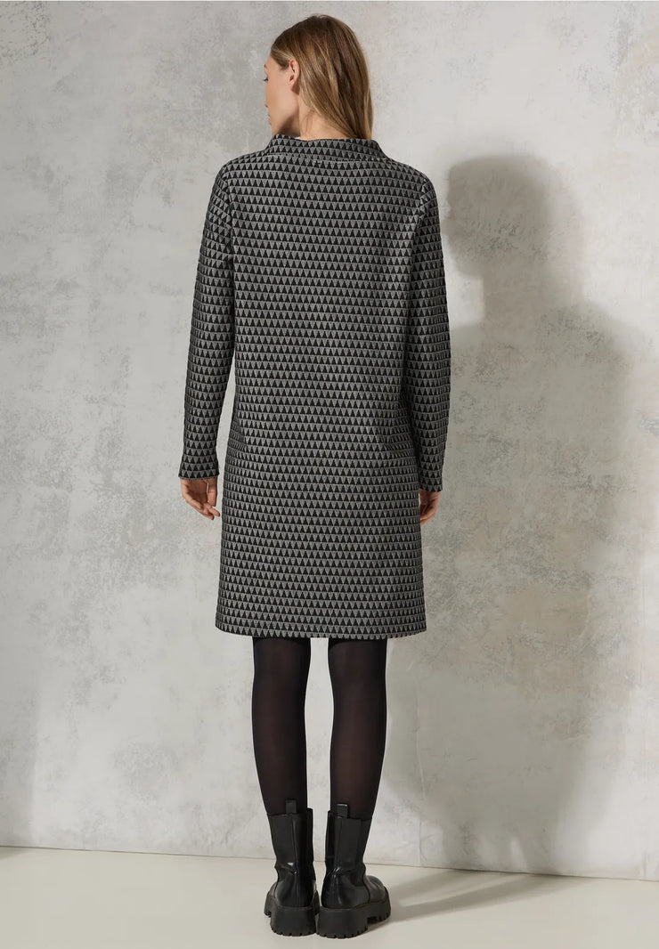 Cecil - Gråsvart klänning i jacquard