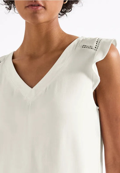 Street One - Off white ärmlös blus med volang